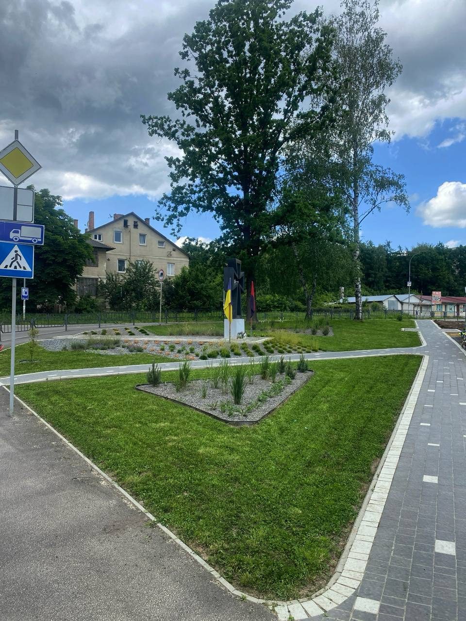 Охайно скошений газон після роботи компанії Файний Косар
